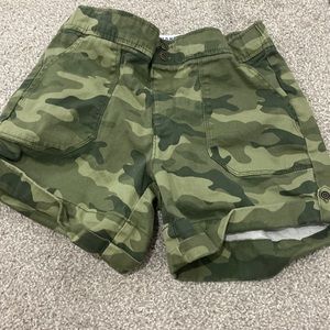 Old Navy camouflage shorts mid rise